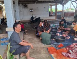 H. Aang ,Anggota Polsekta karawang Bagikan 400 Bungkus Daging Kurban Kepada Warga Sekitar